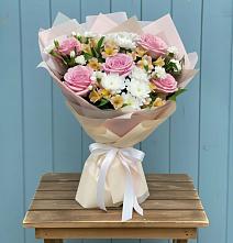 Букет цветов из:  Гвоздики, Орхидеи и Розы в Мостовском
