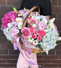 Композиция солнечный день в Мостовском Цветочная композиция из Розы, Хризантемы, Пионы и Лизиантусы в корзине в Мостовском
