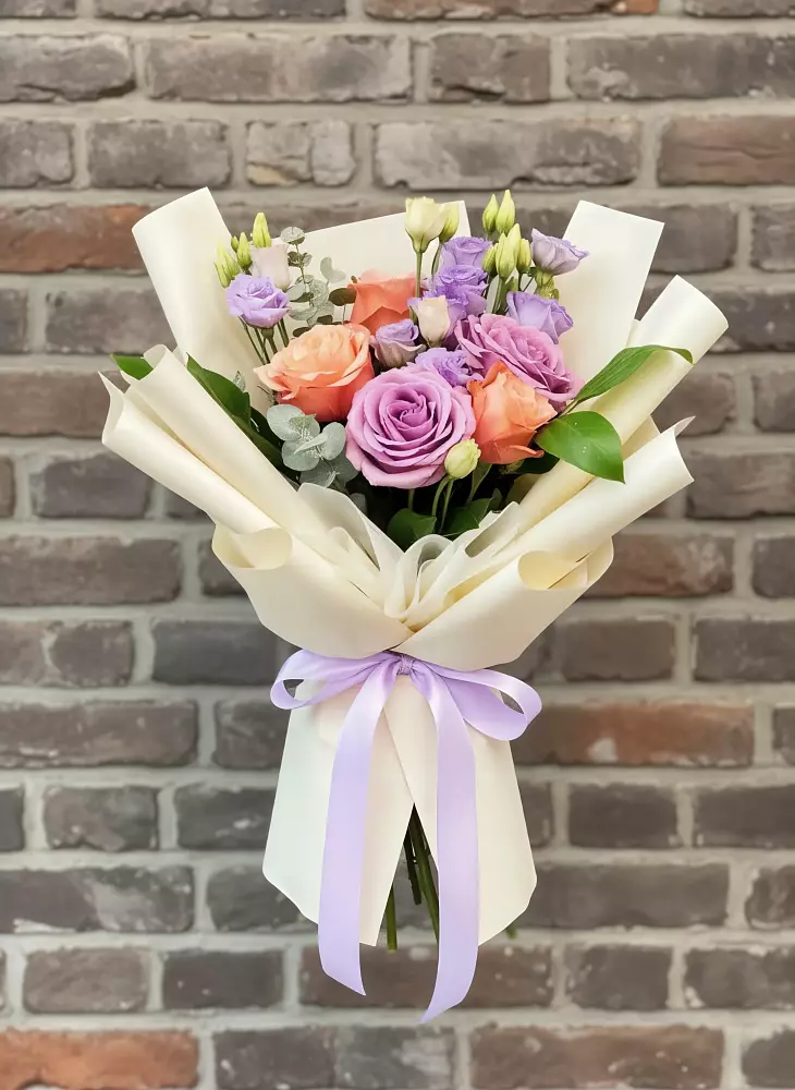 Букет цветов из: Лизиантусы и Розы в Мостовском