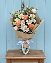 Букет цветов из:  Альстромерии, Лизиантусы, Розы и Хризантемы в Мостовском