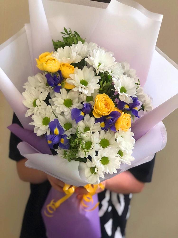 Букет цветов из: Ирисы, Хризантемы и Розы в Мостовском