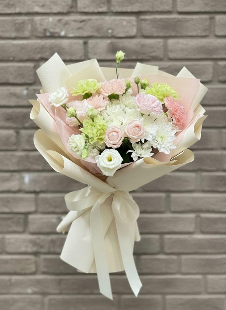 Букет цветов из: Гвоздики, Розы, Лизиантусы и Хризантемы в Мостовском