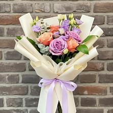 Букет цветов из:  Лизиантусы и Розы в Мостовском