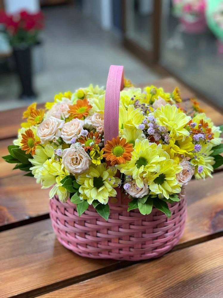 Цветочная композиция из Хризантемы и Розы в корзине в Мостовском