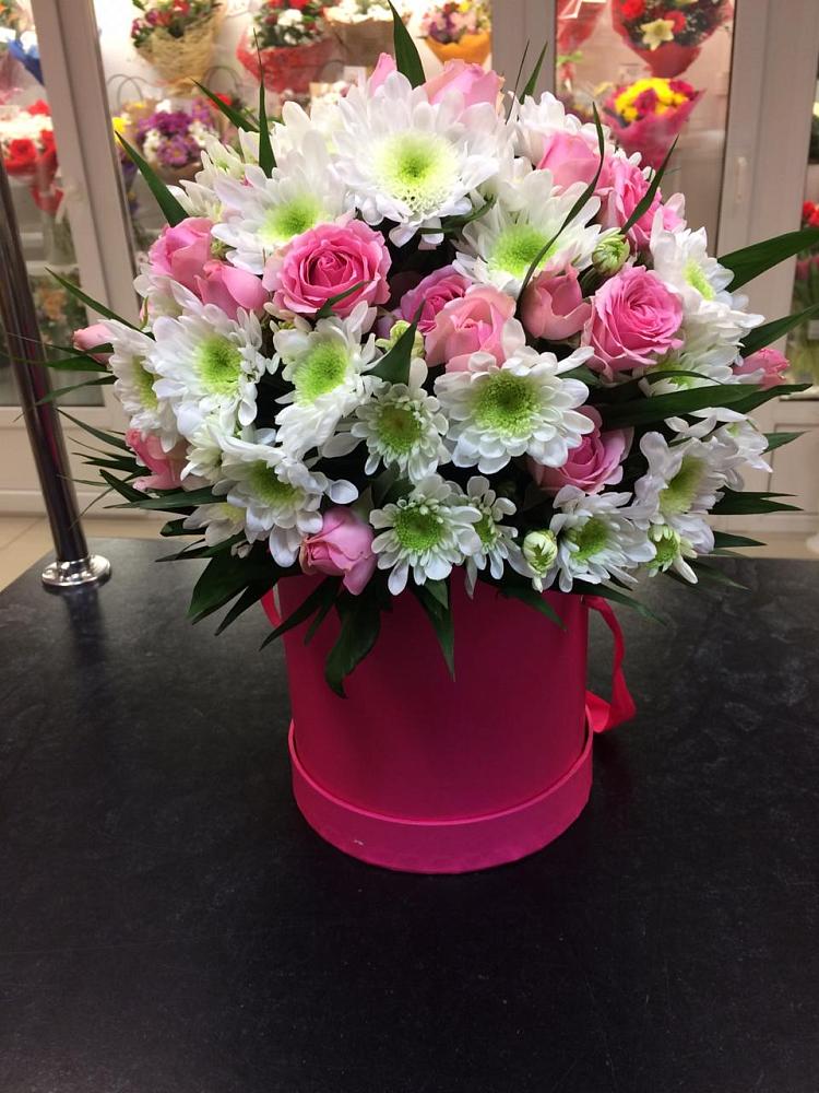 Цветочная композиция из Розы и Хризантемы в шляпной коробке в Мостовском