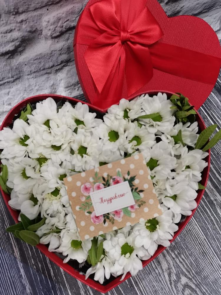 Цветочная композиция из Хризантемы в виде сердца в Мостовском