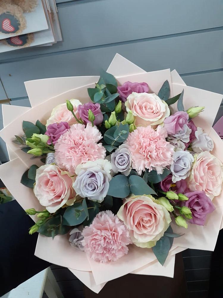 Букет цветов из: Розы, Гвоздики и Лизиантусы в Мостовском