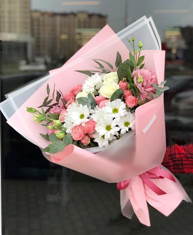 Букет цветов из: Розы, Лизиантусы и Хризантемы в Мостовском