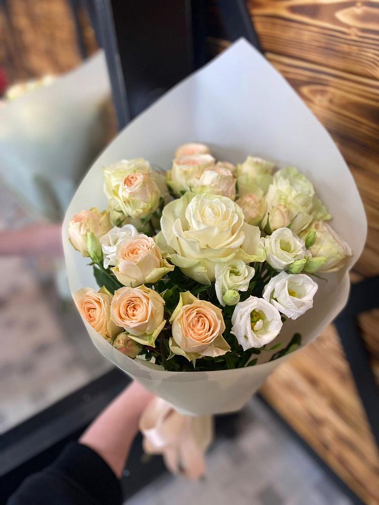 Букет цветов из: Розы и Лизиантусы в Мостовском